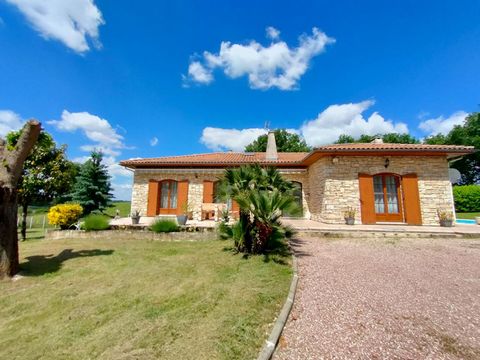 Cette belle demeure est située dans un domaine privilégié au calme et sans vis à vis, elle est exposée plein Sud dans un environnement avec une vue dégagée sur la campagne. Proche du bourg ,des commerces, des écoles et du futur collège de Montussan. ...