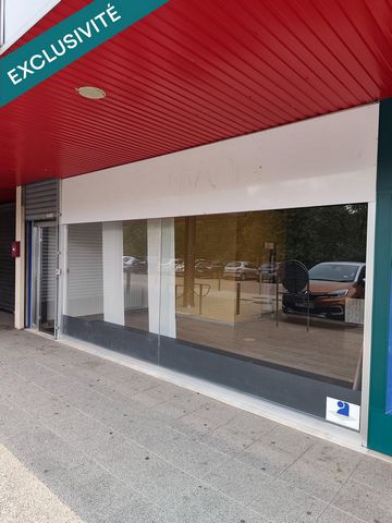 Local commercial dans une zone artisanale.