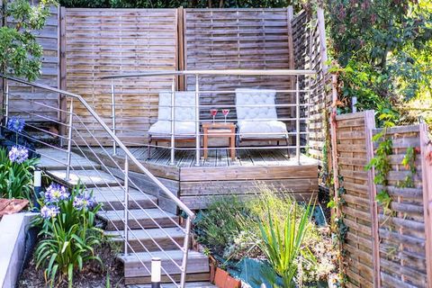 A serene retreat awaits you in this fully renovated, modern Arcachon-style house, blending timeless elegance with contemporary comforts. Located in a peaceful neighborhood, this charming home invites you to relax and unwind just a short ten-minute st...