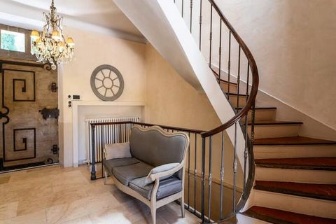 In het hart van de Provence, waar de lucht geparfumeerd is met lavendel en de zon gouden tinten werpt over glooiende heuvels, biedt Domaine de la Rose Comtesse een ongeëvenaard toevluchtsoord. Deze 5-sterren bastide, omgeven door 1,7 hectare privépar...