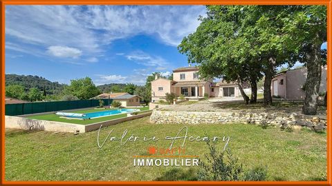 Nouveauté Rocbaron : Valérie Accary vous propose cette belle maison familiale de 164 m² nichée sur un terrain plat, arboré et clôt de 2 437 m² située dans un quartier résidentiel et calme. De construction traditionnelle (1991), la villa dispose, en r...