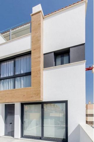 Newly constructed homes with 3 bedrooms, 2 bathrooms, and guest WC. Good sea views and a short walk to the town centre, beaches, and all amenities. Further units are under construction with the current phase to be completed by end of 2022. Guardamar ...