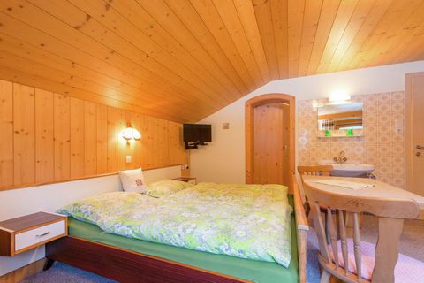 Ubicado en Königsleiten, este cómodo apartamento es perfecto para una escapada de fin de semana con familiares o amigos. Con 4 dormitorios, puede alojar hasta 8 personas. Tiene un balcón para que puedas descansar y relajarte después de un día largo y...