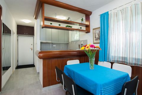 Situé à Okrug Gornji, cette maison de vacances assemblée de 4 chambres convient à une famille de 6 petits amis en vacances. Cette propriété dispose également d'une piscine privée et d'une terrasse avec des meubles de jardin pour se détendre.