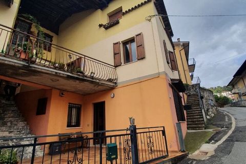 Apartamento en los pre-Alpes de Brescia en el municipio de Serle insertado entre los 500 pequeños pueblos de Italia. La propiedad está ubicada en el primer piso accesible por una escalera, en la entrada encontramos la sala de estar con sofá cama y la...
