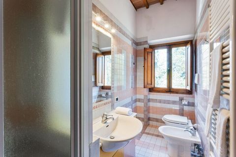 Disfrute de las vistas panorámicas en esta villa en Empoli, que puede dormir una familia o grupo grande. Cuenta con 5 habitaciones para albergar a 9 personas. Disfrute de tomar un baño en la piscina (privado) o simplemente relájese en la terraza priv...