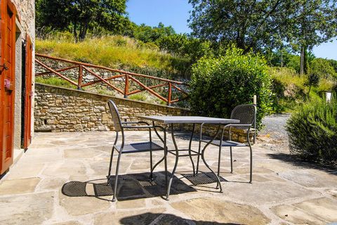 Enjoy a haven of peace and tranquillity in Anghiari with this traditional 1-bedroom holiday home. It comes with a shared swimming pool and a terrace, which makes it perfect for the stay of a couple. The nearest restaurants are 4 km while supermarkets...