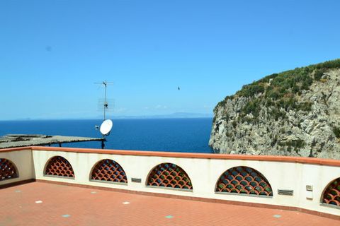 This wonderful holiday home in Massa Lubrense is an ideal spot for families or couples of friends to spend a peaceful and relaxing holiday. It features 1 bedroom to sleep 3 people and a balcony to enjoy views of Bay of Naples. This holiday home is 40...