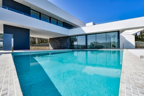 Deze prachtige moderne luxe villa, gelegen op een toplocatie met uitzicht op zee in Urb. Tosalet, Javea, is ontworpen om de zintuigen te betoveren en intense emoties op te roepen. Het pand biedt een vrij uitzicht op de groene heuvels tot aan de zee. ...