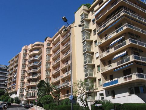 Magnificent 4 room apartment in Monte Carlo, in the Roqueville residence with a park. Top floor, large master bedroom en suite with plenty of storage space and two other large bedrooms with shower room. View of the sea and the gardens. 2 car parks fo...