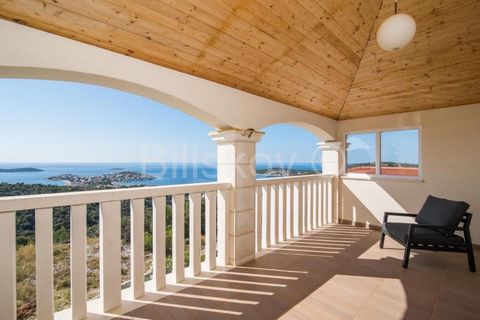 Sevid, a beautiful villa of approx. 470 m2 on 3 floors on a plot of 1,297 m2 with an open sea view. The ground floor of the 206m2 house is a spacious living space; kitchen, living room and bathroom, terrace to the south and east. 1st floor 207m2 has ...