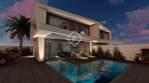 This impressive house has a modern and luxurious style, with 2 - 3 bedrooms and 3 bathrooms, as well as a private pool and many extras as completly furnished kitchen, preinstalation for AC systems, pool etc Upon entering, the ground floor houses the ...