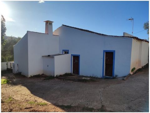 In Benafim, we find this property with a large outdoor space and two houses. The main house is a spacious T4, with all rooms having good sizes, a living room, a bathroom, and a kitchen with rustic features like the wood-fired oven. As the house is qu...