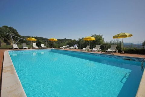 Panoramic view, shared swimming pool and a roofed terrace make this farmhouse in Paciano a perfect choice for spending stress-free vacations. The 2 bedrooms can house 5 people and is ideal for families or groups. Adventure enthusiasts can go around i...