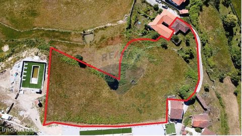 Ensemble de 2 propriétés, contiguës, mais avec accès indépendant, 4.183m2 de superficie totale, avec propre eau de source, situé dans le monastère, à 5 minutes du centre de Vieira do Minho, à 2 minutes d’Albufeira do Ermal (téléski) et à 20 minutes d...
