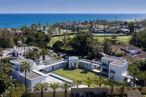 A Magnificent example of Modern Architecture as it’s best. Kings & Queens, Sotogrande Costa. Turning into a private road just minutes from the beach, this wonderful villa has a very grand entrance with huge double doors leading to an exterior hallway...