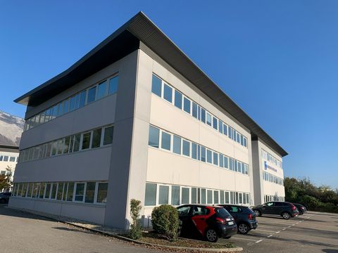 For sale, in Montbonnot, Inovallée area, offices of 139m2 completely renovated. Located on the ground floor of this luxury building of 3 floors, these offices have been renovated with neat services. Very dynamic activity area, bright work environment...