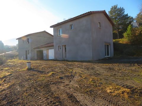 Real estate complex: 2 villas on 1083m2 of land in a dominant position, adjoining by garages. A villa out of water of 90 m2 living space and a villa with advanced second work of 90 m2 of living space. Possibility to divide the whole. In a small town ...