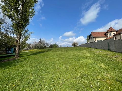 Commune of STEINBOURG, 6 km from SAVERNE, access to the A4 motorway, SNCF train station. For sale: beautiful building plot not divisible of 27 ares, in 2nd line, free of architect and builder. Green setting, quiet and preserved environment, unobstruc...