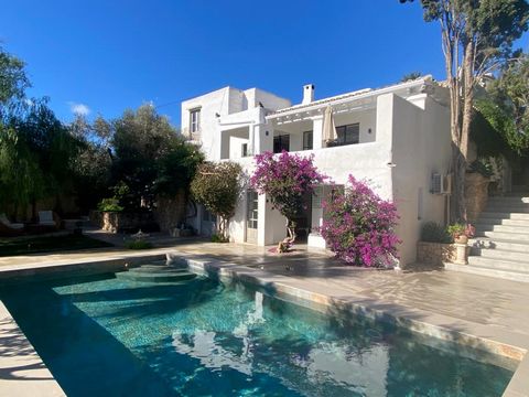 Beautifully presented and recently renovated villa in a typical Ibiza ‘Finca’ style, this is a stunning home that must be seen to appreciate. Situated on a quiet hill near San Rafael, this property is a true gem and offers clear views to Ibiza Town a...
