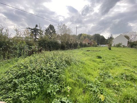 Building land ideally located on the heights of GAILLON with an area of 926m2, not developed. 7 minutes from A13 and the train station. Close to shops, schools.