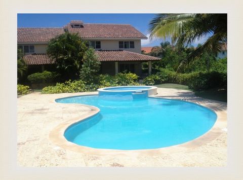 House to live or vacation in the Metro Country Club area, located within a gated community, with pool and jacuzzi. A quiet place within the golf course. The house has 3 bedrooms, 2.5 bathrooms, living room, modern kitchen with breakfast, maid's room ...