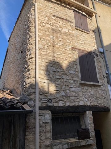 L'immobilière de l'aiguier presents this typical Provencal village house of 72 m2 for a very small price. It consists of a very pleasant living room with its functional fireplace and views of the village of St Martin de Castillon, a kitchen open to t...