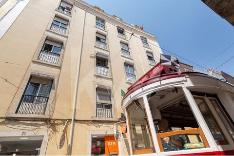 Kommen Sie und entdecken Sie den Charme eines der seltenen Gebäude in Lissabon mit einem privaten Garten von 1108 m2 in der charmanten und trendigen Rua dos Poiais de São Bento, einem Ort, an dem die Tradition und Geschichte der Straßenbahn 28 mit de...