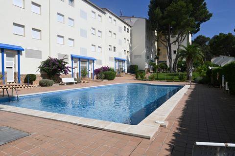 Very nice apartment located on the third floor without elevator, and composed of a hall, living room / living room kitchen, a bedroom, bathroom, terrace of 20 m2, sea view. Large communal garden and pool. Sold furnished. Features: - Garden - Swimming...