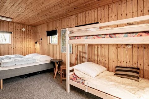 Esta casa de campo se encuentra en Tullebølle by Tranekær, cerca del bosque y la naturaleza virgen. La cabaña tiene una cocina, un gran salón comedor y un baño. En la casa hay una terraza donde grandes y pequeños pueden disfrutar del sol y la hermosa...