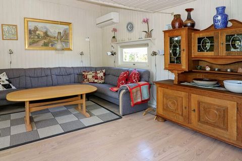 Cottage with whirlpool and sauna located a few minutes walk to child-friendly sandy beach and within walking distance to Øster Hurup town. Spacious living room with wood burning stove and heat pump which is in open connection with the dining area and...