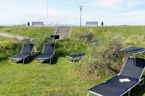 1ère rangée avec vue mer panoramique. Cette maison de vacances danoise jumelée luxueusement meublée de 2 étages est située dans la célèbre marina Marina Wendtorf près de la baie de Kiel, magnifiquement entourée de belles plages de sable et d'un espac...