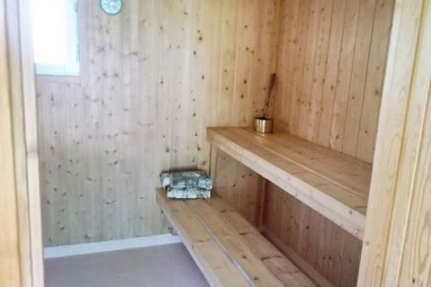 Willkommen in diesem Ferienhaus mit anderthalb Etagen. Es liegt in der Gemeinde Luleå im Kreis Norrbotten. Hier wohnen Sie in einem hübschen Ferienhäuschen, das über eine helle Küche, ein Wohnzimmer mit Essbereich und einen schönen Kamin verfügt, vor...