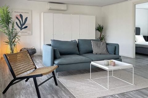 Komplett renoviertes, hochmodernes Ferienapartment in Rälla auf Öland, ganz in der Nähe von Borgholm und Färjestaden (2,4 km). Die Wohnung ist durchweg ansprechend eingerichtet. Hier haben Sie ein großes Wohnzimmer mit Sofa, Sessel, großem Smart-TV u...