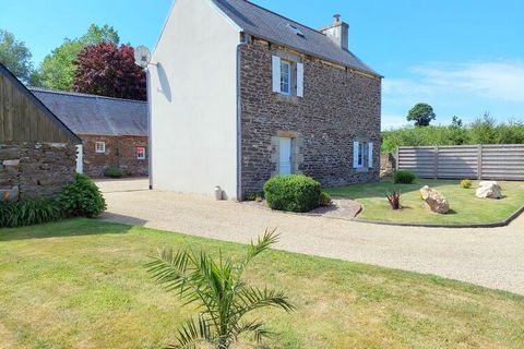 This pretty Breton stone house is in a very quiet location on a 500 m² garden. The beamed ceilings, the natural stone walls preserved during the renovation and the pretty corner fireplace create a particularly cozy atmosphere. Only 300 m below the ho...
