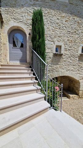 Come and discover this turnkey property located 2 minutes from Meursault. Very well maintained, this dwelling house offers a beautiful living room, with Burgundy stone floors, a fitted and equipped dining kitchen with a magnificent stone fireplace. G...