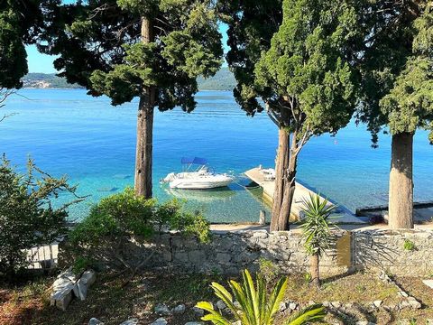 An exceptional property on the first row to the sea in a small picturesque place near Orebić, on the southern side of the Pelješac peninsula. The beautiful cascading plot facing the crystal clear sea has an area of ​​1800 m2, and consists of 7 floors...