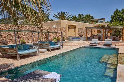 Kommen Sie und verbringen Sie mit Ihrer Familie eine schöne Zeit in dem schönen Ferienhaus in Cala Vadella. Es gibt einen privaten Außenpool mit Sonnenliegen, an dem Sie ein erfrischendes Bad mit Blick auf die rustikale Umgebung genießen können. Der ...