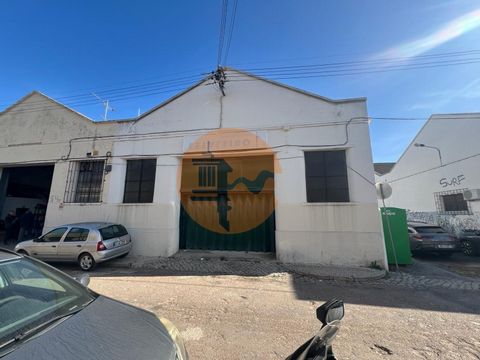 This spacious warehouse with a large gate and a ceiling height of 5.5m2 is located in an industrial area with easy access. With a total area of 68.75m2, a 9.90m by 6.30m interior area, this warehouse offers ample possibilities for storage and commerc...