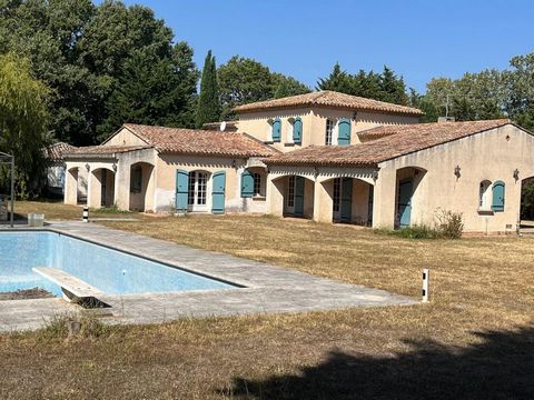Eygalières - Just 700 metres from the village, character property with approx. 290 m2 of living space offering numerous possibilities. Located on the northeastern edge of the Parc Naturel Regional des Alpilles, picturesque streets, stunning views, an...