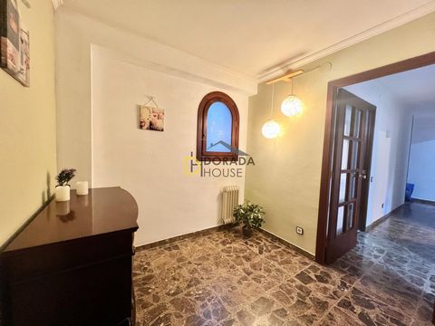 We present this spacious, practical and bright apartment just a stone's throw from the Rambla. ~This property is ideal for family living and is ready to move in, with the possibility of making improvements gradually. In terms of living space, the apa...