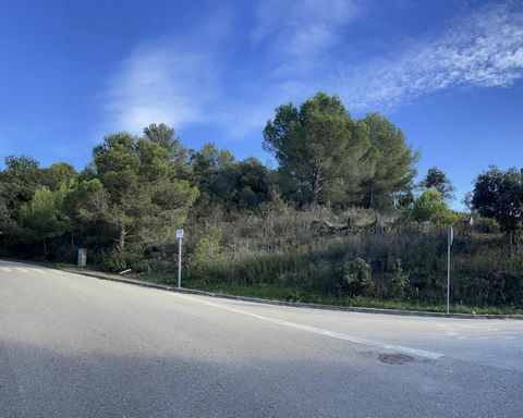 Fantastic plot located in Begur – Mas Rostei. The land has approximately 1264 m² of total area with approximately 34 m. wide x 36 m. background. Slightly sloping terrain.You can build a large detached house with a pool. Lots of privacy and gardens in...