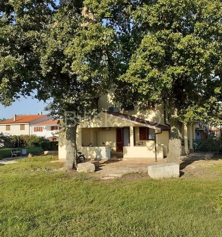 www.biliskov.com  ID: 13996 Novigrad na moru, Bužinija Comfortable two-story, five-room apartment, total area 129.90 m2, in a building built in 2016. It extends over two floors. On the ground floor, with an area of 66.30m2, there is a veranda - a cov...