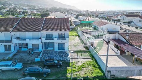 Vente de Maison de 3 chambres (rez-de-chaussée et premier étage) Quiaios , Figueira da Foz. Villa de 3 chambres située sur la plage de Quiaios, à environ 300m de la plage. Rez-de-chaussée, composé d’un salon, d’une cuisine, d’un cellier, d’une vérand...