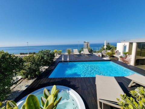 This apartment with unique characteristics is located in a prestigious gated community located in the first line of the sea, next to the beach, with panoramic views and extensive common gardens, several leisure areas, swimming pools, gym, sauna, cond...