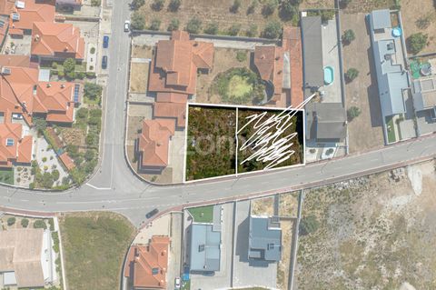Identificação do imóvel: ZMPT564469 Discover the perfect opportunity to build your dream home in Sobreiral, a prime location in Arganil. We present an exclusive plot with an already approved project for a four-bedroom house, designed to maximize comf...