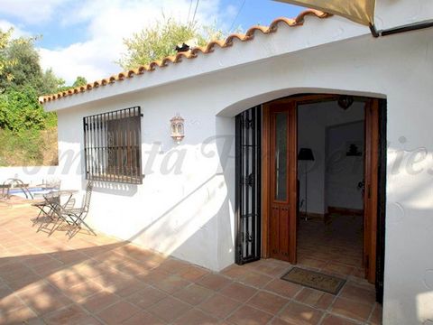 Beautiful and secluded holiday villa with pool in Cómpeta. This property has an excellent access and it is only 2,5 kilometres from the vllage. This villa is ideal to spend a relaxing holiday enjoying the natural environment of the inland of Costa de...