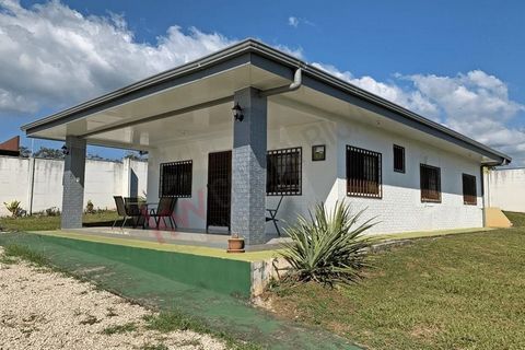 Beautiful Villa for sale in San Mateo de Alajuela, in a quiet and safe place, with spectacular mountains views. It is an 1,861 m² land, completely closed with a perimeter wall, access through a metal gate with an electric motor that can be operated r...