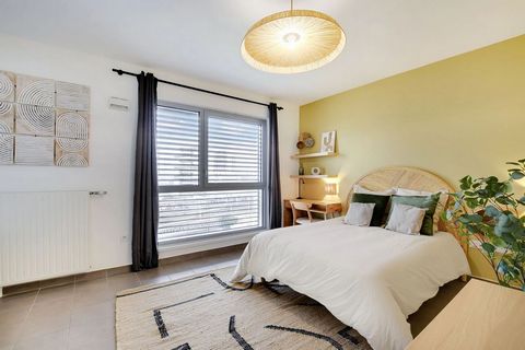 This spacious 17 m² bedroom. Nestled in a superb 104 m² flat, it is bright and elegant. With its raised walls, yellow hue and wood features, it has a sleeping area, a desk and a small reading area with a comfortable armchair. When you choose this bed...