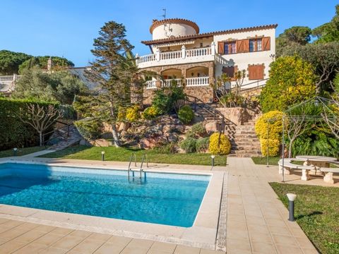 This stunning and generously proportioned villa boasts awe-inspiring panoramic vistas of both the sea and mountains, set amidst a meticulously maintained garden and featuring a private pool alongside a tranquil chill-out and barbecue area. Stepping i...